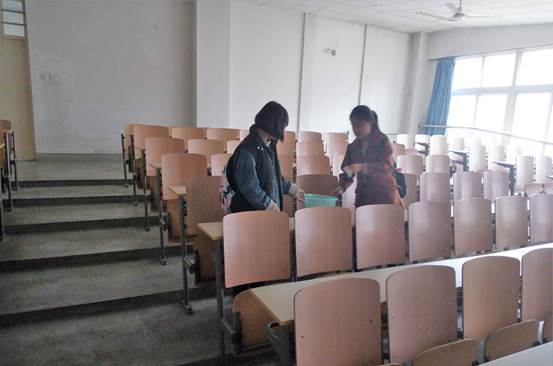 全球最大顶级体育平台阳光青协l雷锋月3月5日清扫教二教室 (2)