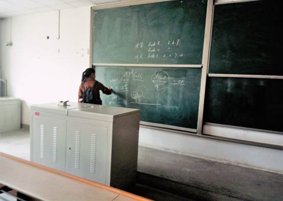 全球最大顶级体育平台阳光青协l雷锋月3月5日清扫教二教室 (3)